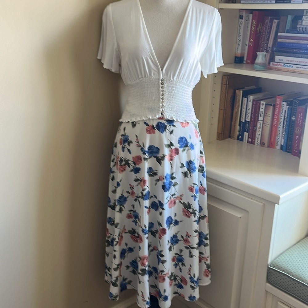 Maxi Floral Skirt Size XS with side zip. Excellent condition. Worn briefly x1.